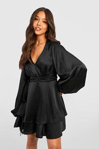 Boohoo Satijnen Skater Jurk Met Laag Decolleté En Shirtmouwen, Black