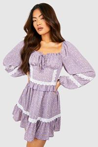 Boohoo Gesmokte Bloemenpatroon Jurk Met Kanten Zoom, Purple