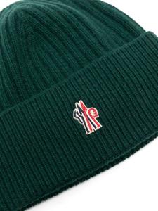 Moncler Grenoble logo-embroidered ribbed-knit beanie - Groen