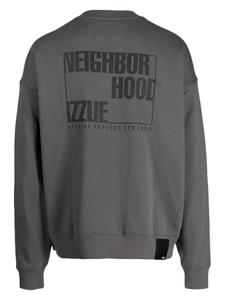 Izzue x Neighborhood sweater met tekst - Grijs
