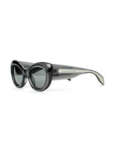 Alexander McQueen Eyewear Zonnebril met gegraveerd logo - Grijs