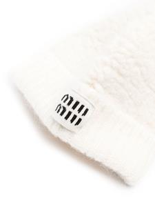 Miu Miu logo-patch shearling beanie - Wit