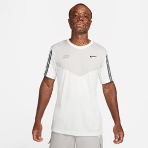 NIKE Sportswear Repeat T-Shirt Herren 121 - summit white/lt iron ore/black