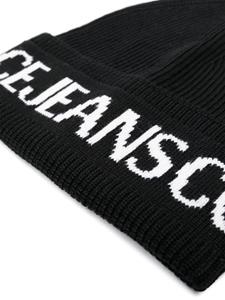 Versace intarsia-knit logo ribbed-knit wool blend beanie - Zwart