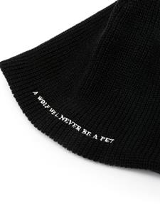 Undercover slogan-embroidered ribbed beanie - Zwart