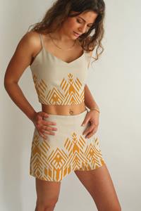 Averie Damen vegan Crop Top Und Shorts Set Amber Gold Symmetrischer Druck Auf Blanc