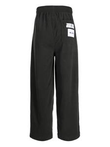 Izzue logo-patch straight trousers - Grijs