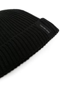 Calvin Klein Jeans logo-patch ribbed-knit beanie - Zwart