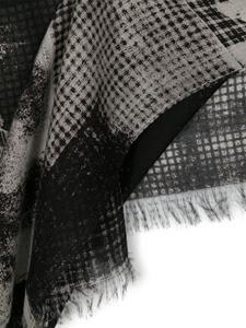 Y's geometric-print frayed scarf - Zwart