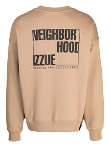 Izzue x Neigborhood sweater met logopatch - Bruin