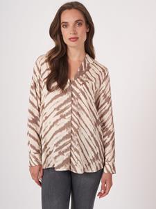 REPEAT cashmere Zijden A-lijn blouse met tie-dye print en reverskraag