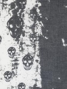 Alexander McQueen skull-print frayed scarf - Zwart