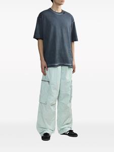 Izzue logo-embroidery crinkled cargo trousers - Blauw