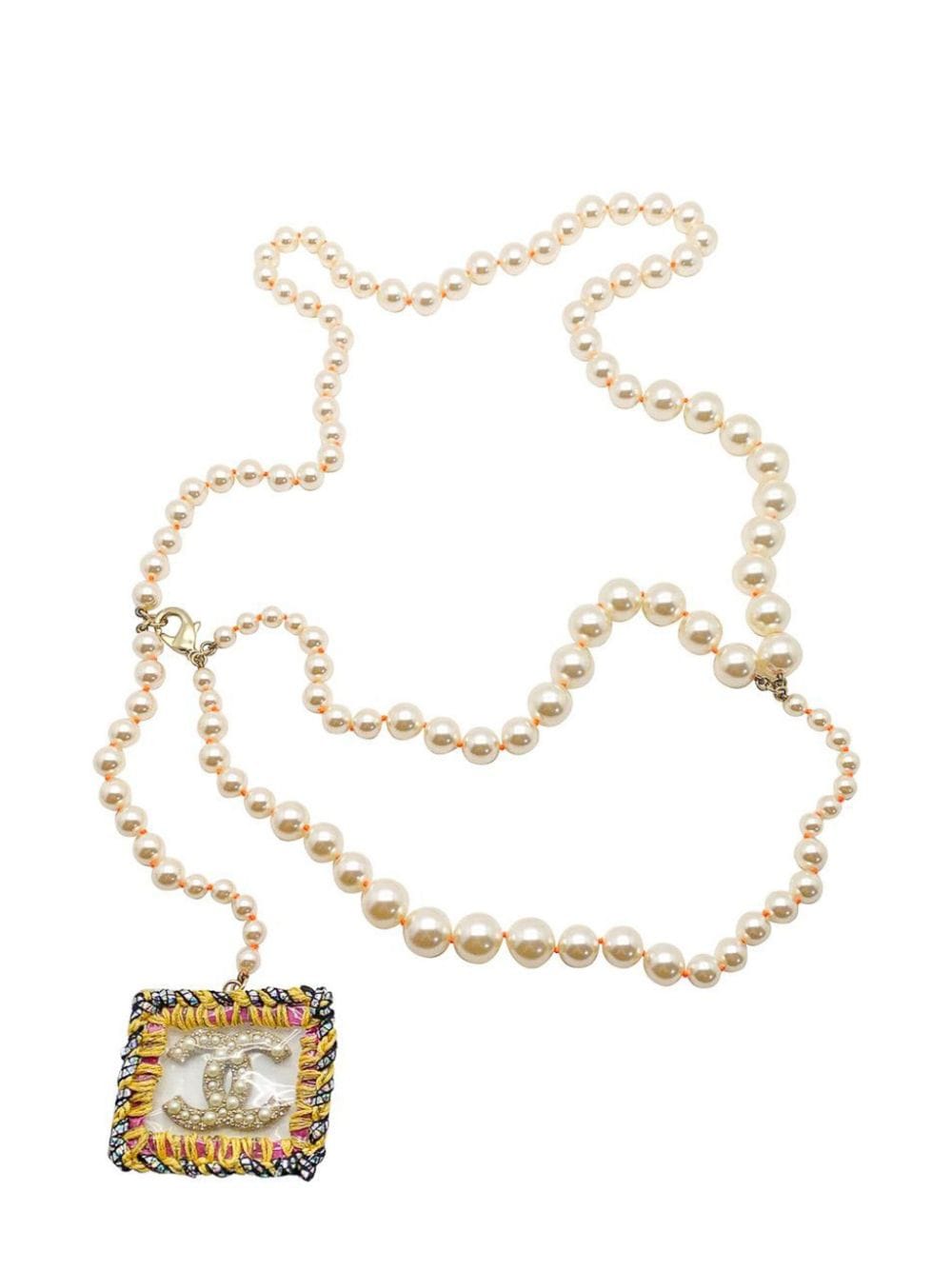 CHANEL Pre-Owned Lagerfeld for CHANEL 2014 'Supermarket' Collection Pearl CC Logo Charm Belt - Goud