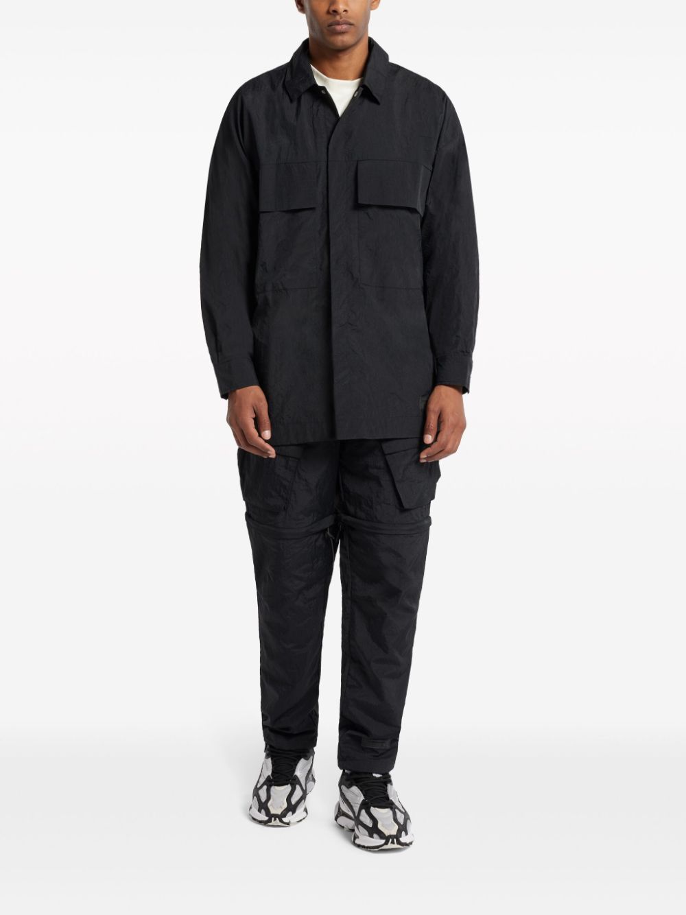 THE GIVING MOVEMENT mid-rise cargo trousers - Zwart