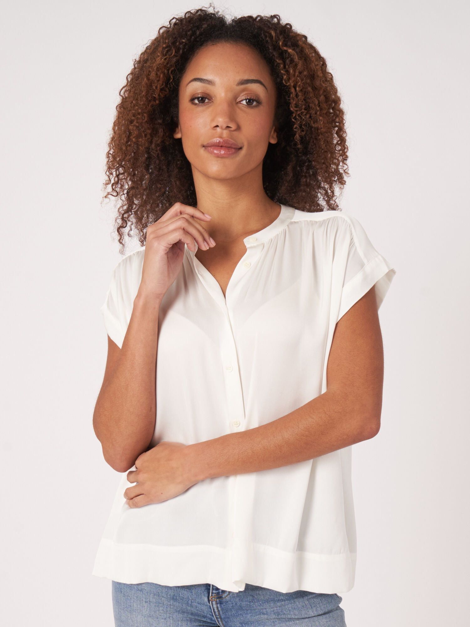REPEAT cashmere Oversized zijden blouse met knopen