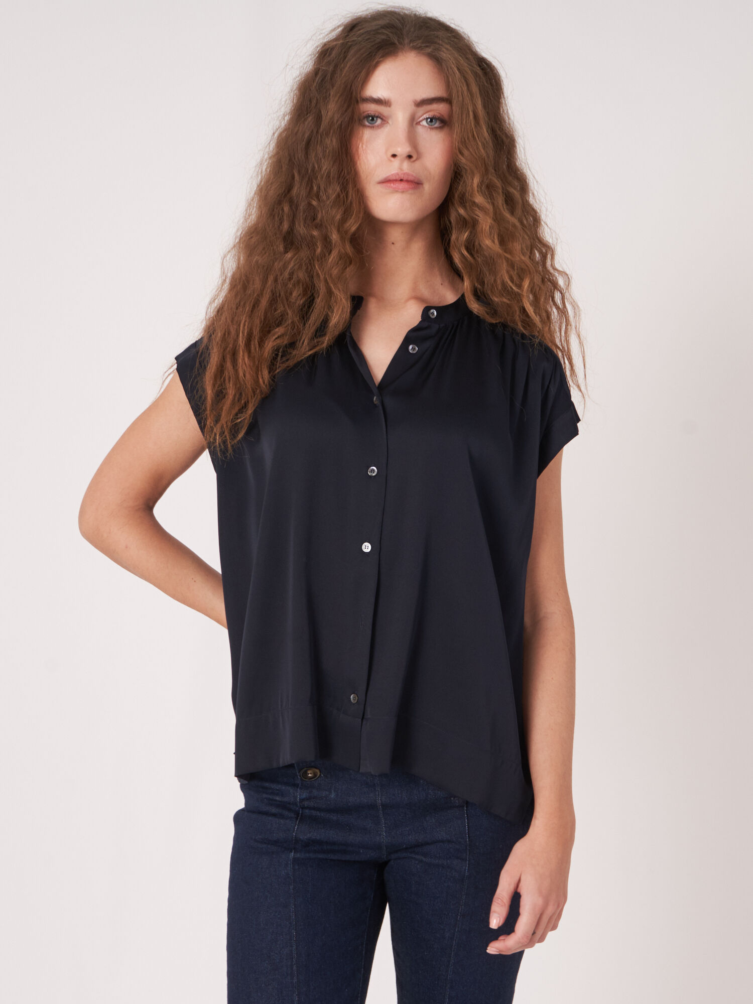 REPEAT cashmere Oversized zijden blouse met knopen