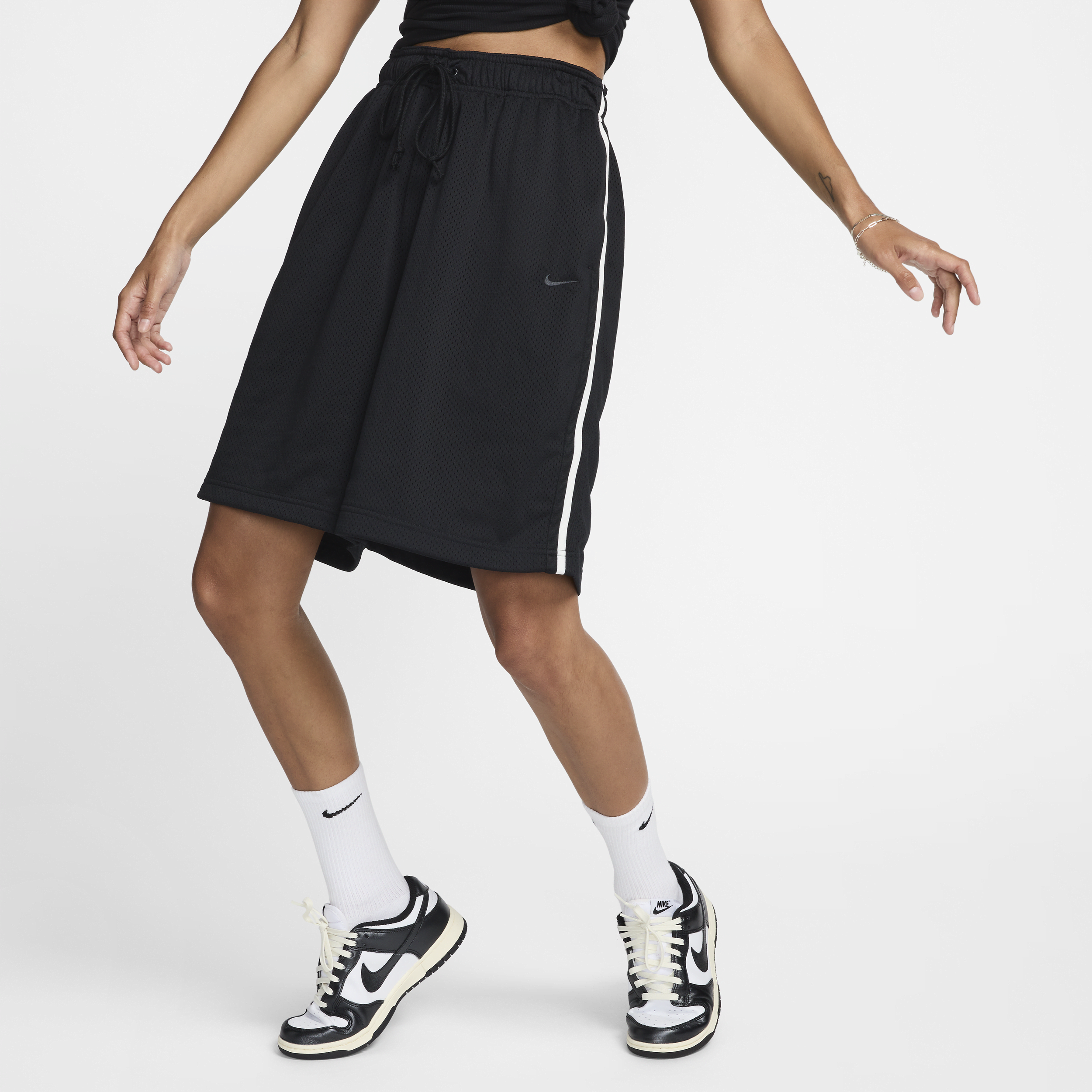 Nike Sportswear geweven, oversized shorts van mesh met halfhoge taille voor dames - Zwart