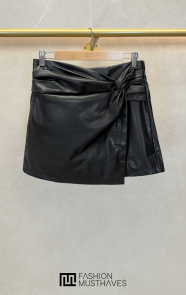 The Musthaves Leather Detailed Skort Zwart