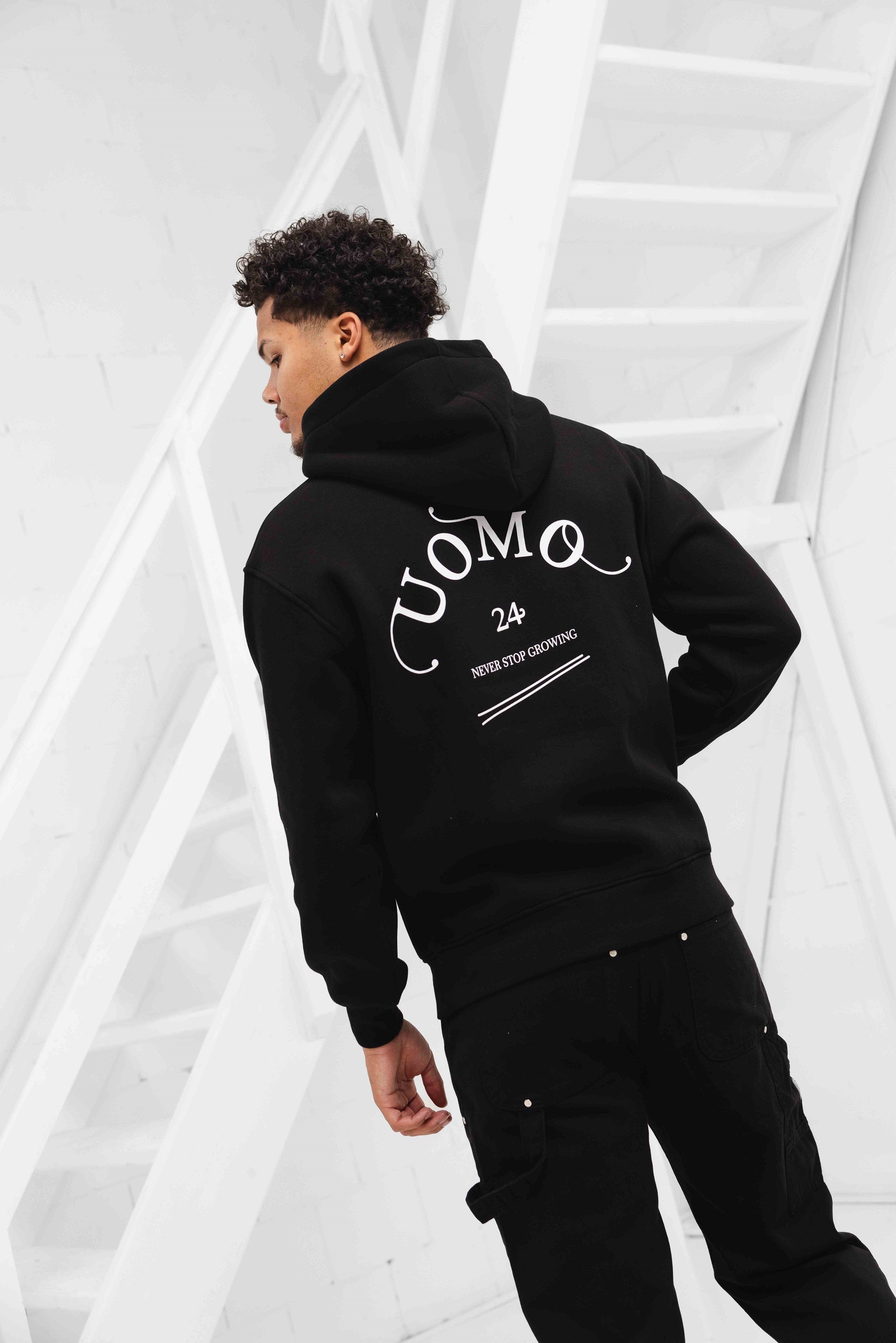 24 Uomo Never Stop Growing Hoodie Zwart