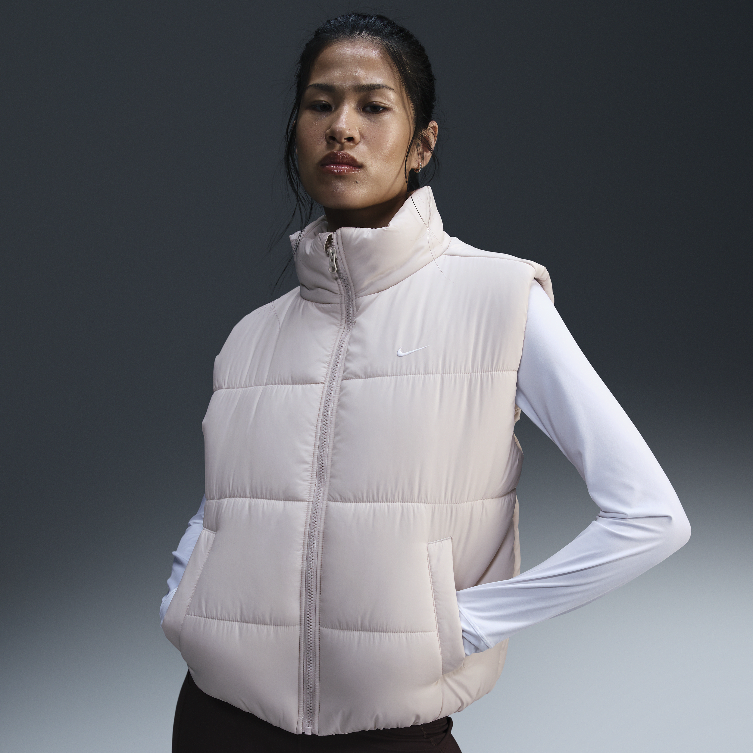 Nike Sportswear Classic Puffer Therma-FIT ruimvallende bodywarmer voor dames - Bruin