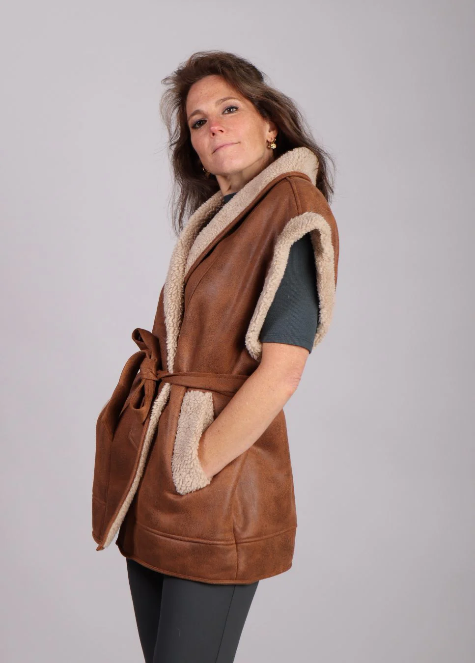 Studio Amaya Lammy oversized gilet strikceintuur maya