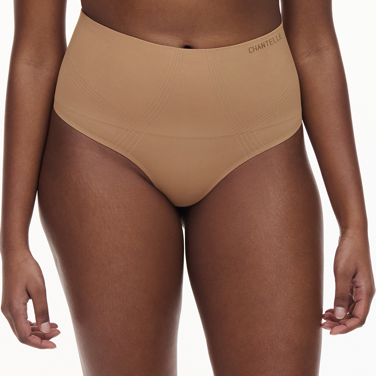 Chantelle Smooth Comfort Sculpting High-Waisted g-string, bruin