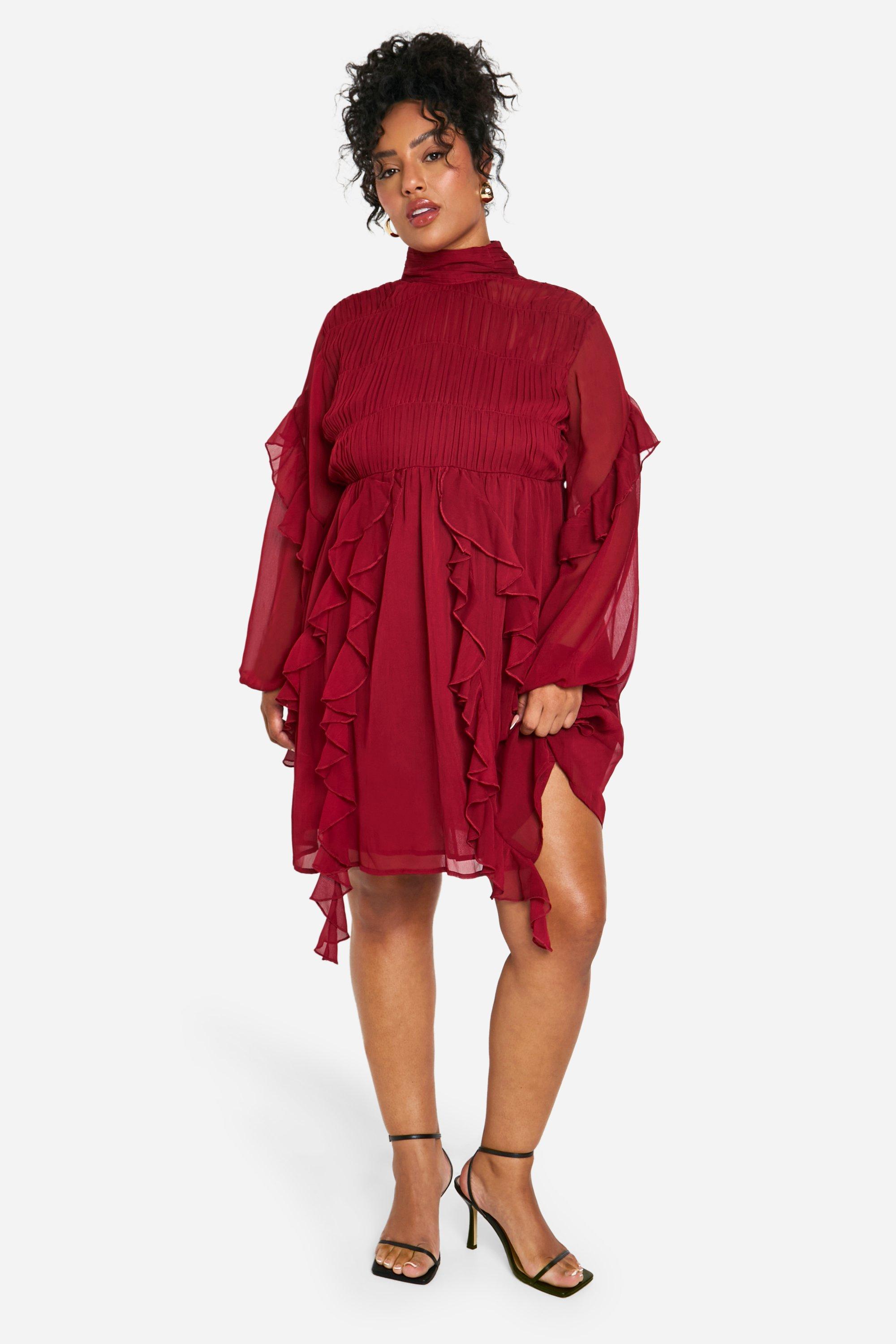 Boohoo Plus Gekreukelde Gesmokte Chiffon Jurk Met Hoge Kraag En Ruches, Burgundy