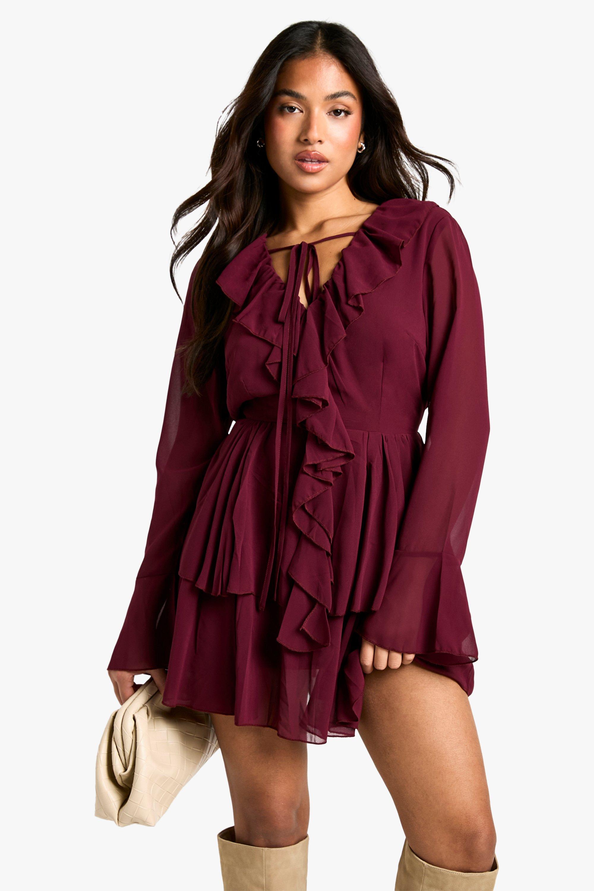 Boohoo Petite Chiffon Skater Jurk Met Ruches En Laag Decolleté, Berry