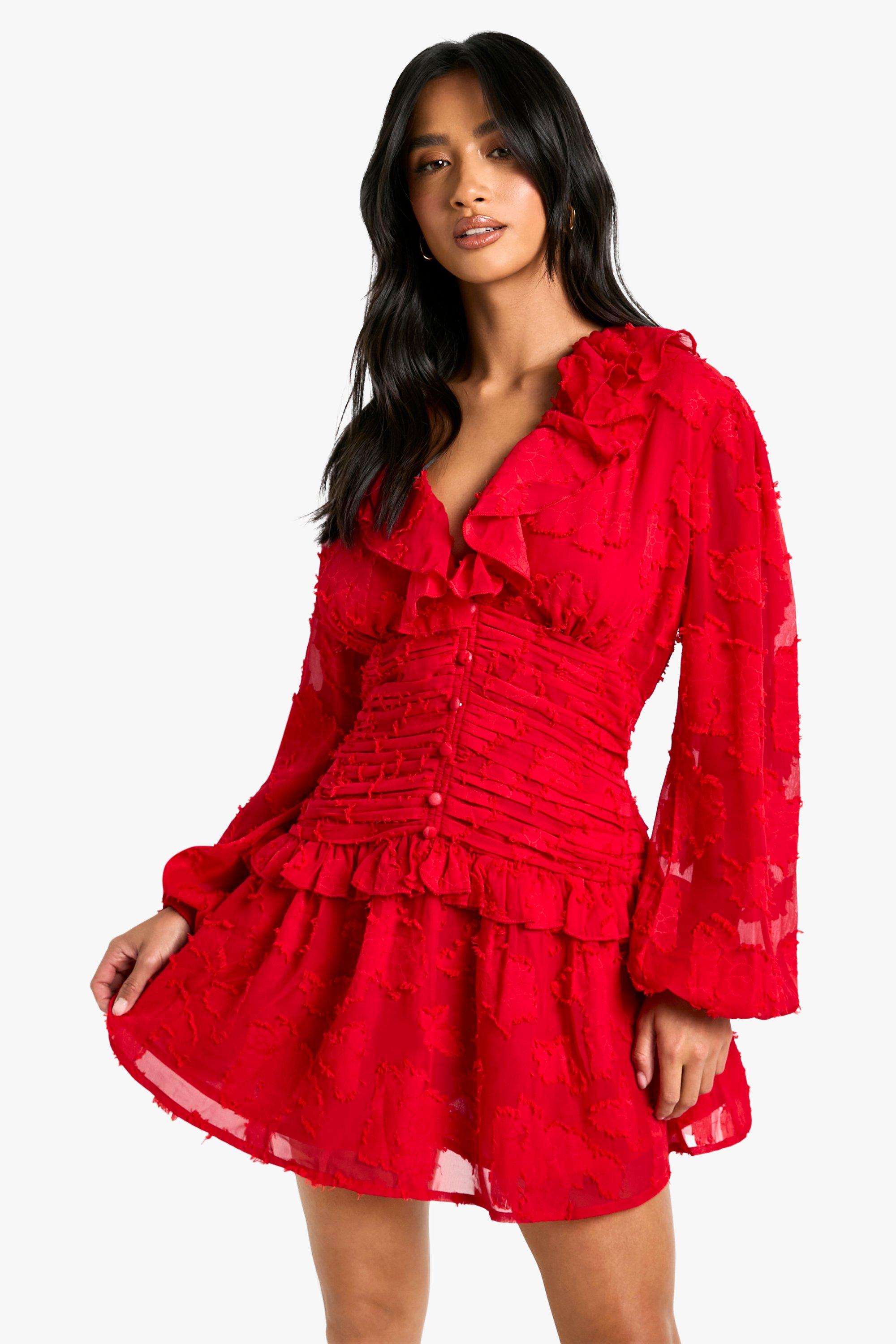 Boohoo Petite Geplooide Burnout Bloemen Skater Jurk Met Ruches En Laag Decolleté, Red