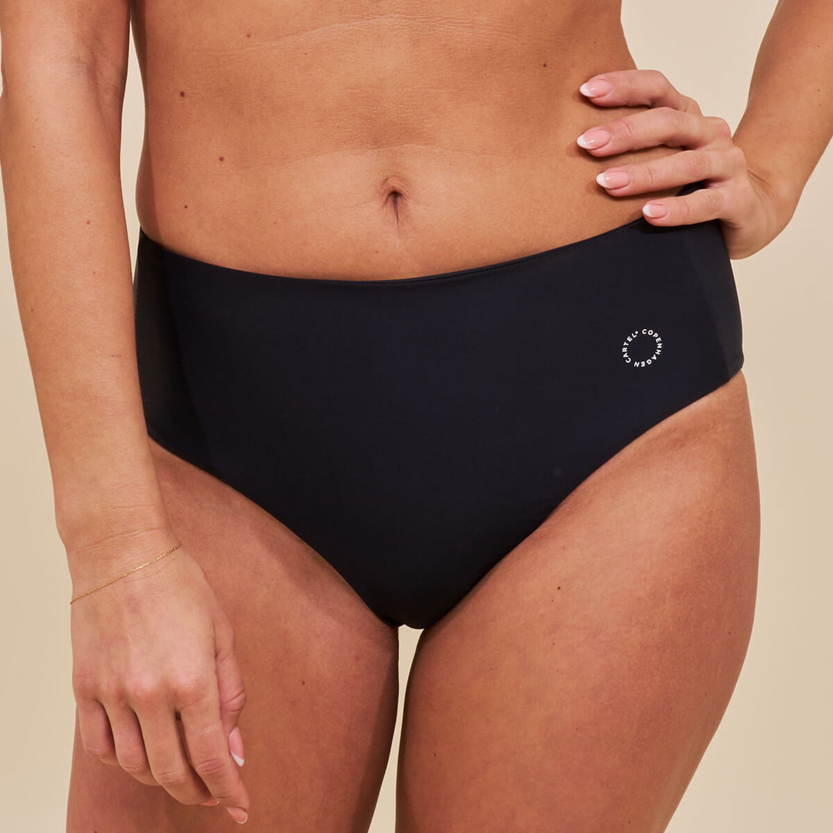 Copenhagen Cartel Ubud midi bikinislip, zwart