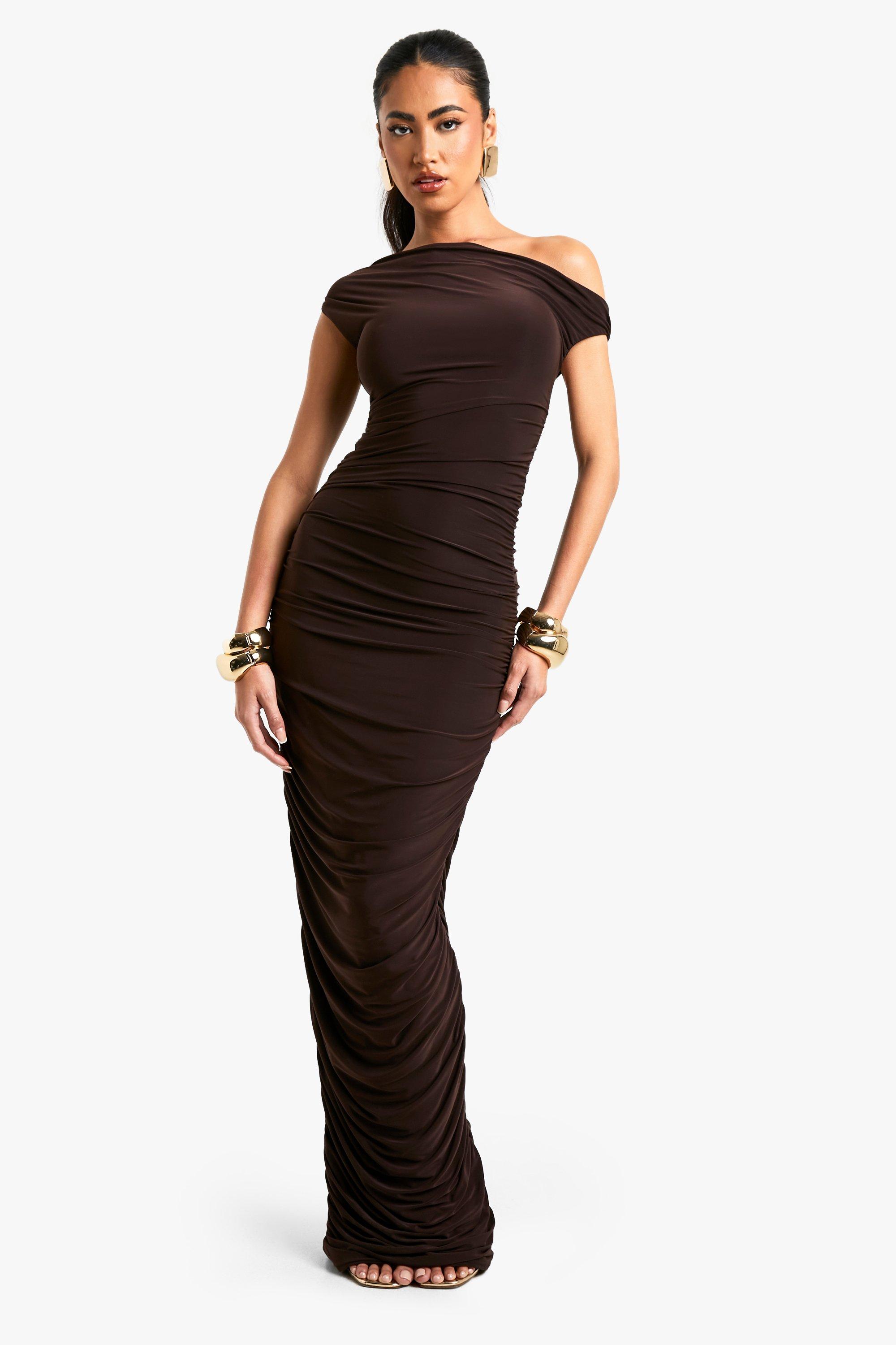 Boohoo Asymmetrische Geplooide Maxi Jurk Met Eén Blote Schouder, Chocolate