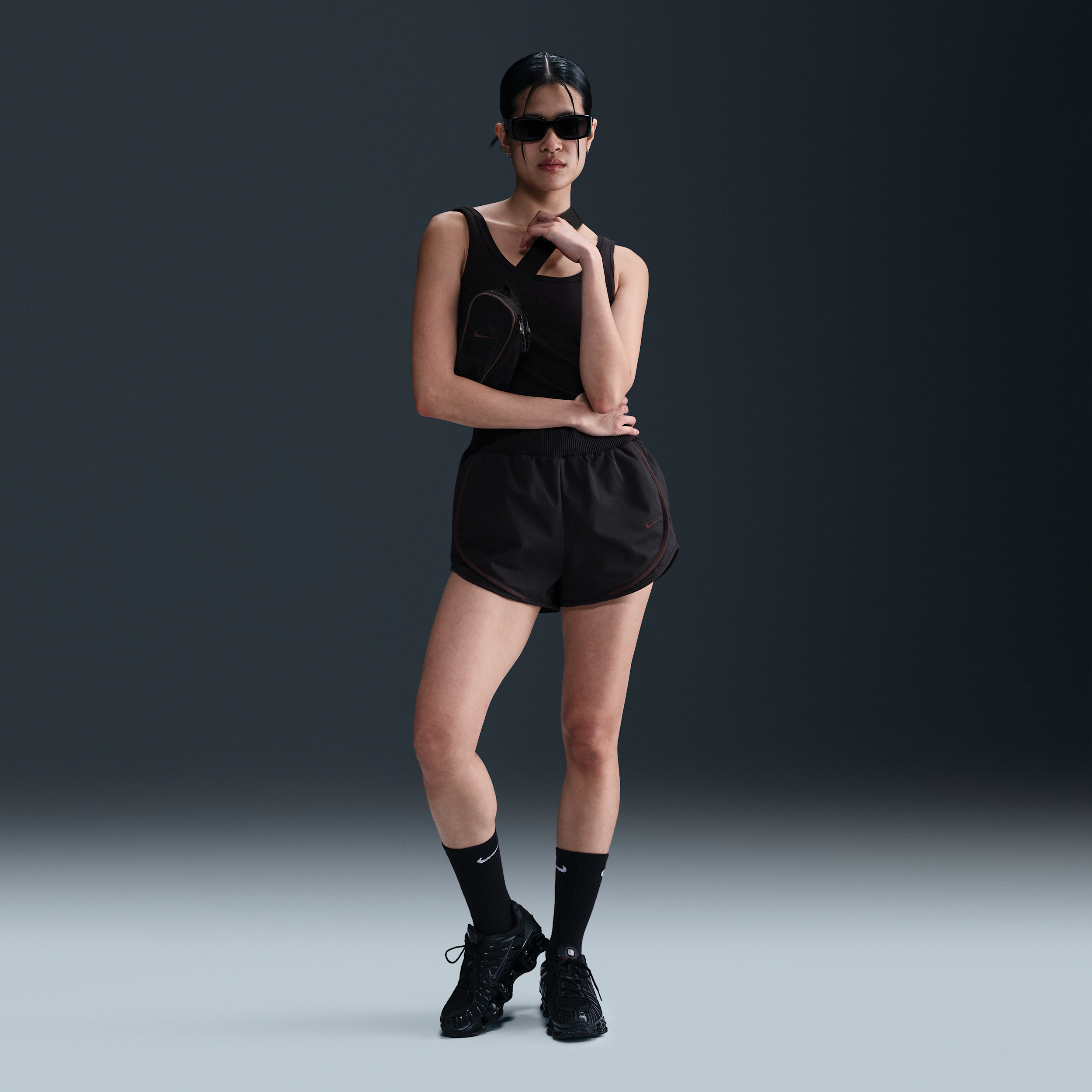Nike Sportswear Collection damesshorts van keperstof met halfhoge taille - Zwart