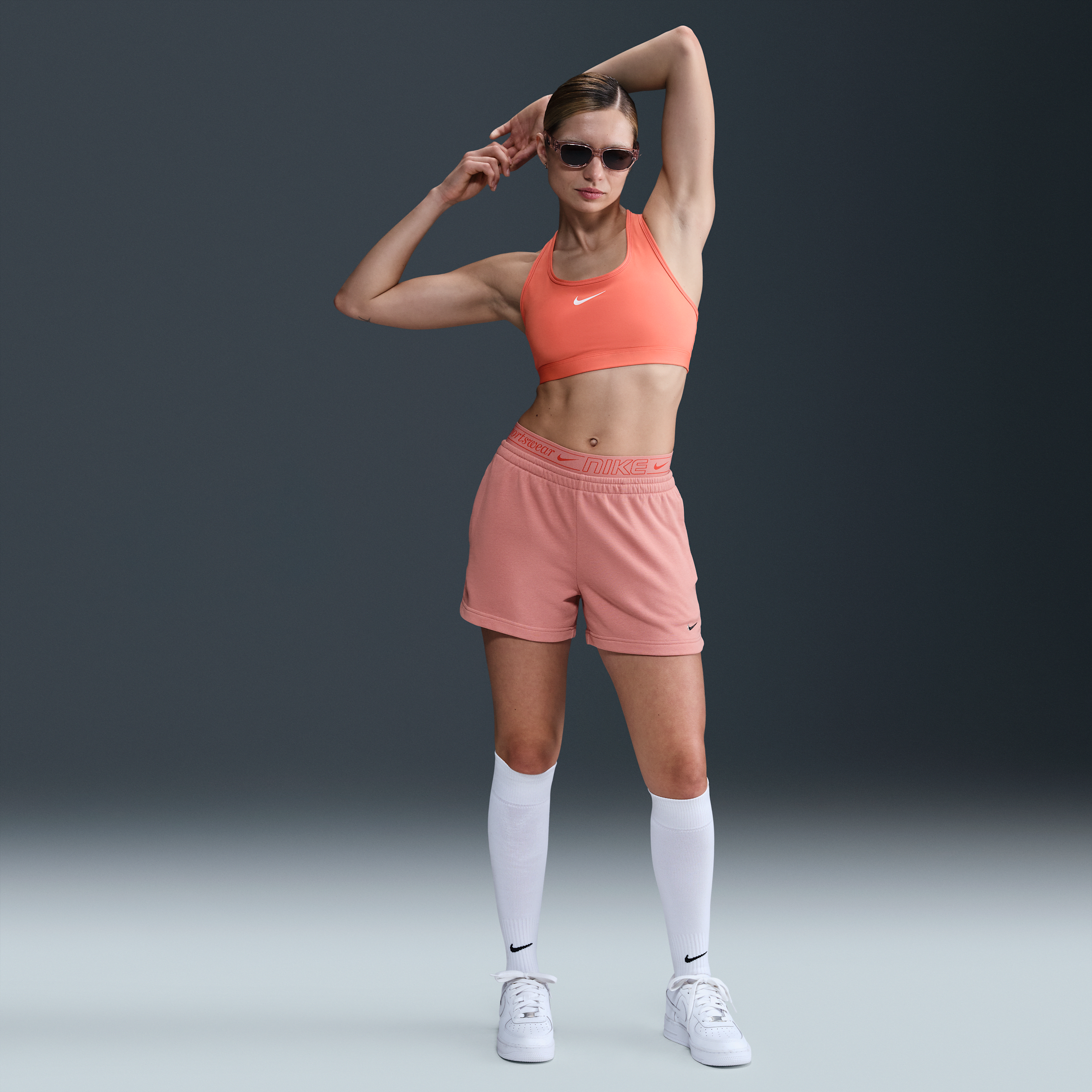 Nike Sportswear Chill Terry damesshorts met halfhoge taille (10 cm) - Roze