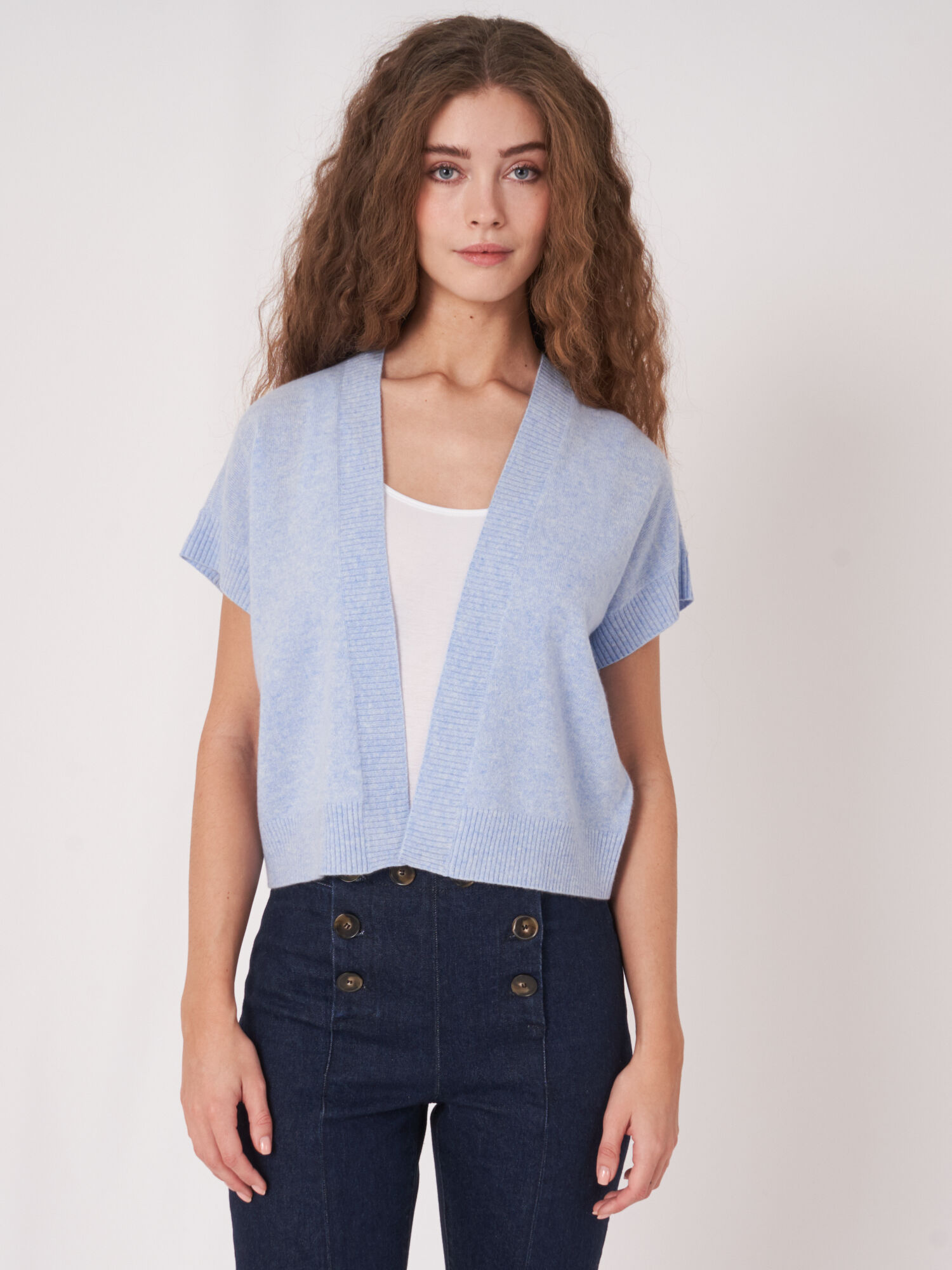 REPEAT cashmere Kort vestje met geribde V-hals op de rug