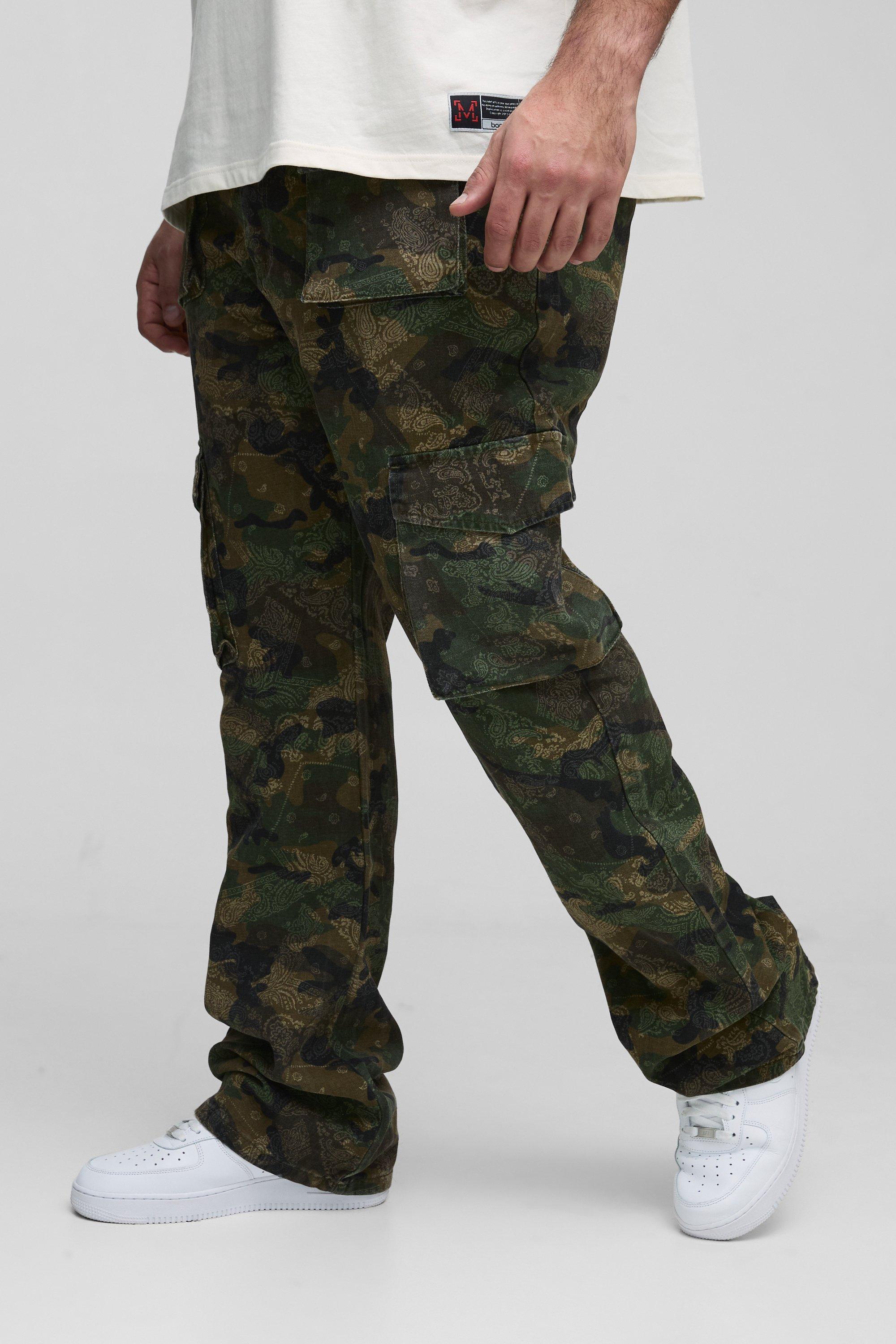 Boohoo Plus Flared Stacked Slim Fit Camo Bandana Print Cargo Broek, Dark Green