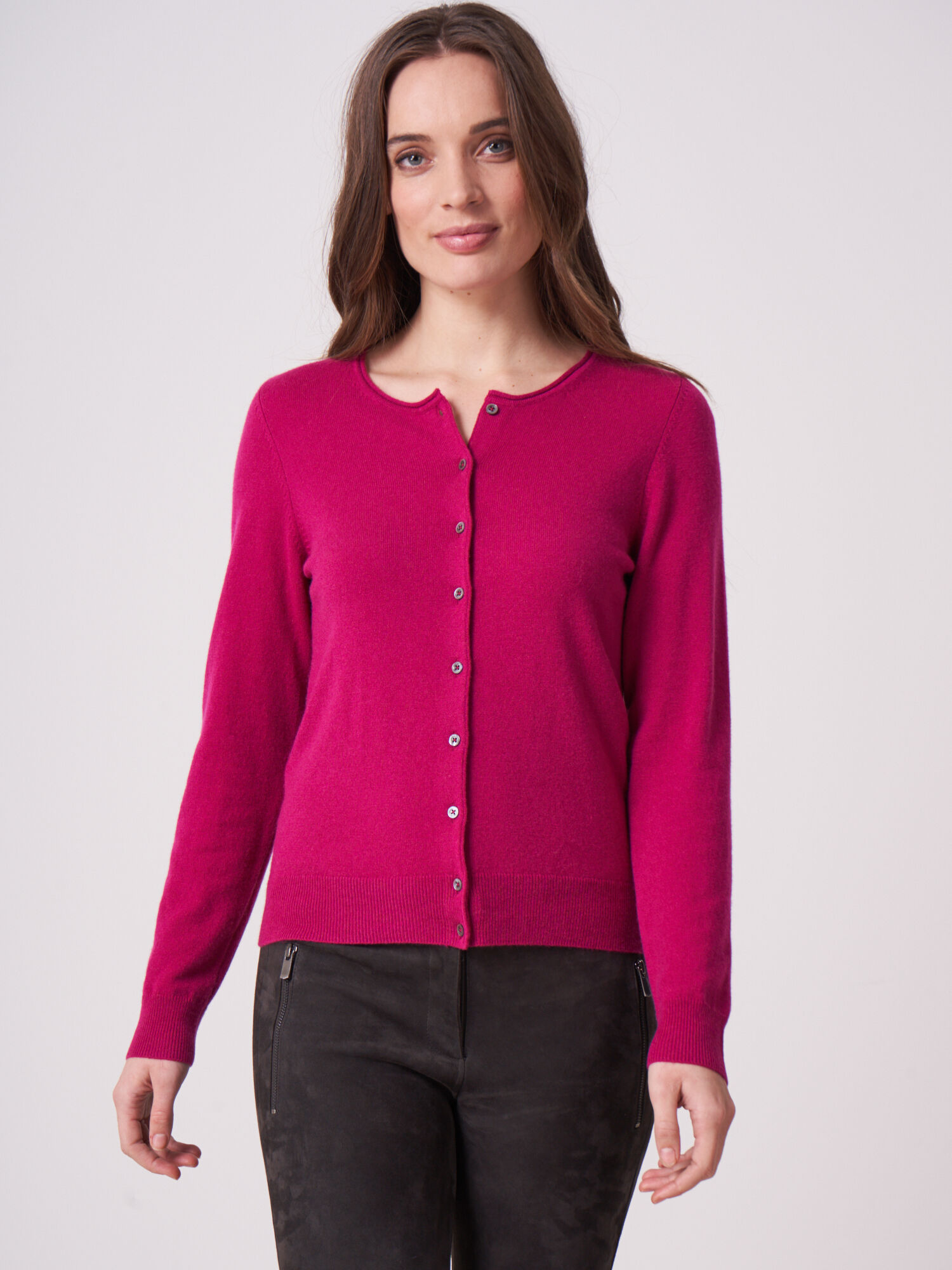 REPEAT cashmere Basic fijngebreid vest met ronde hals van biologisch cashmere