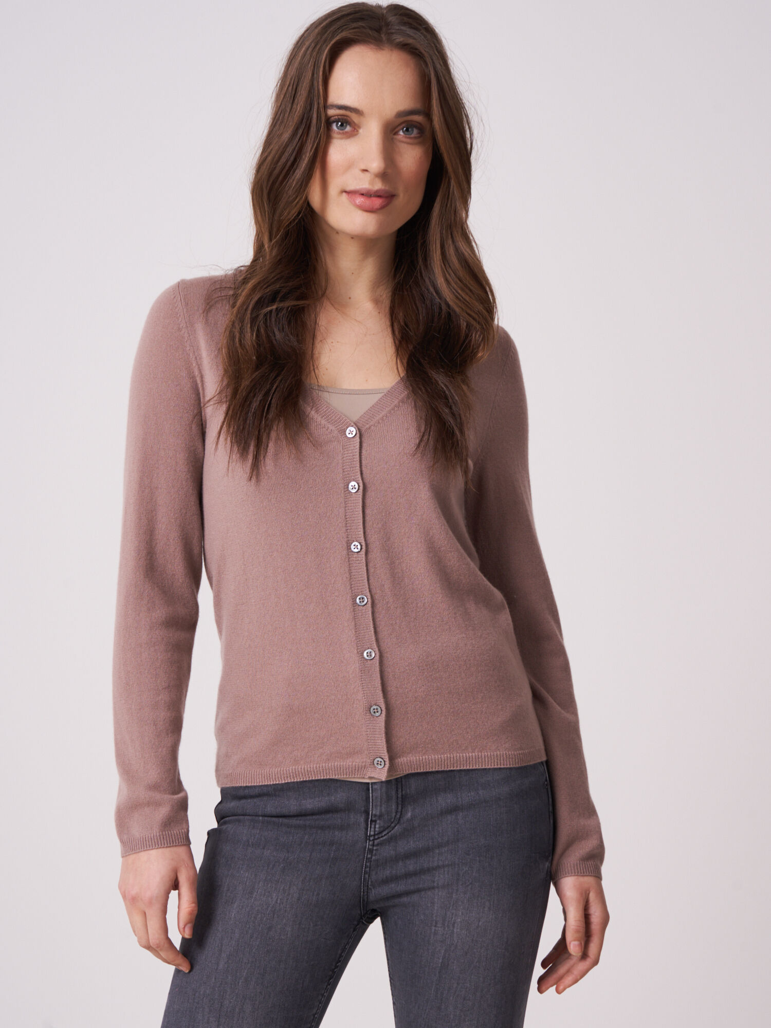 REPEAT cashmere Basic fijngebreid vest met V-hals van biologisch cashmere