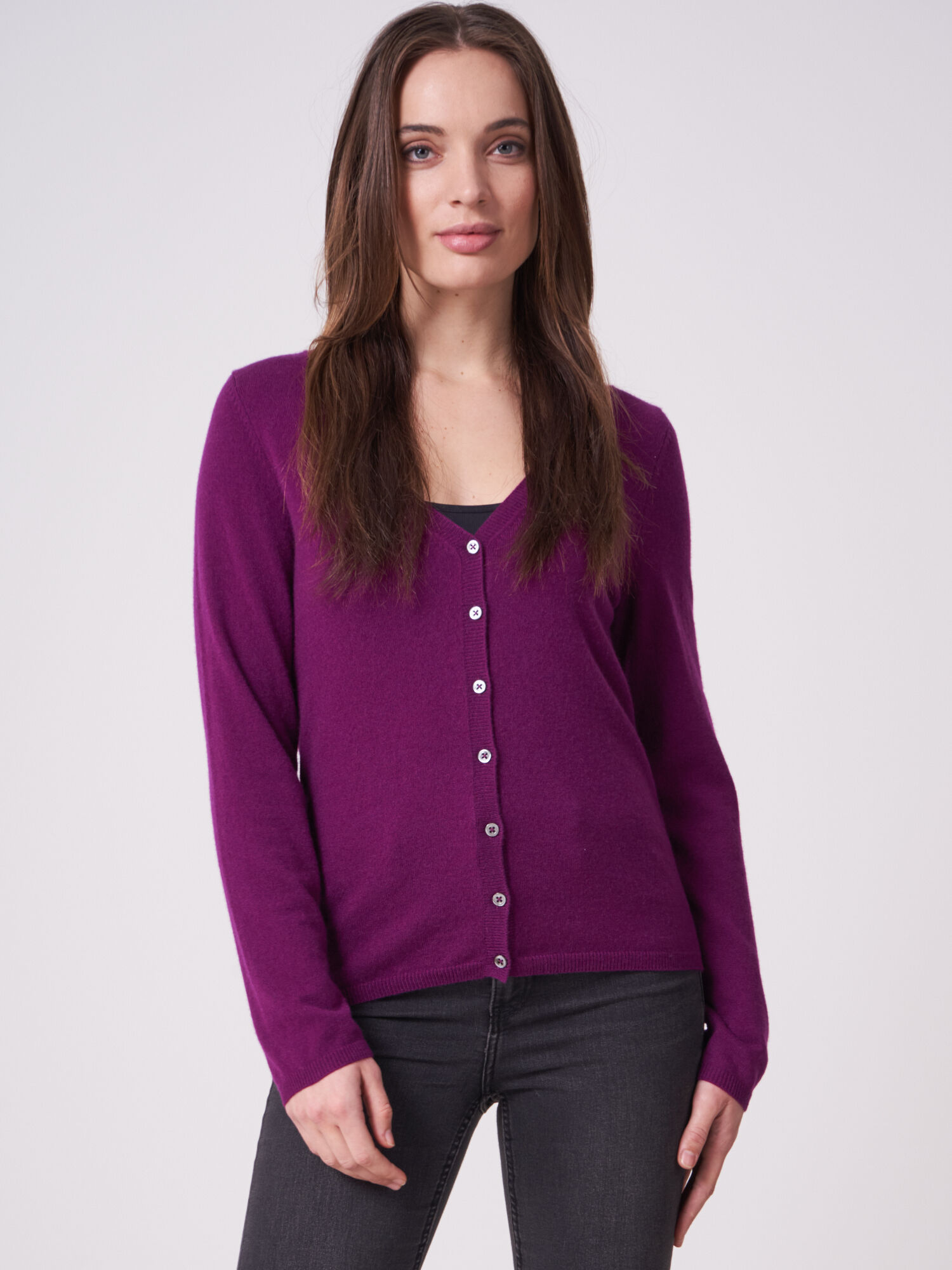 REPEAT cashmere Basic fijngebreid vest met V-hals van biologisch cashmere
