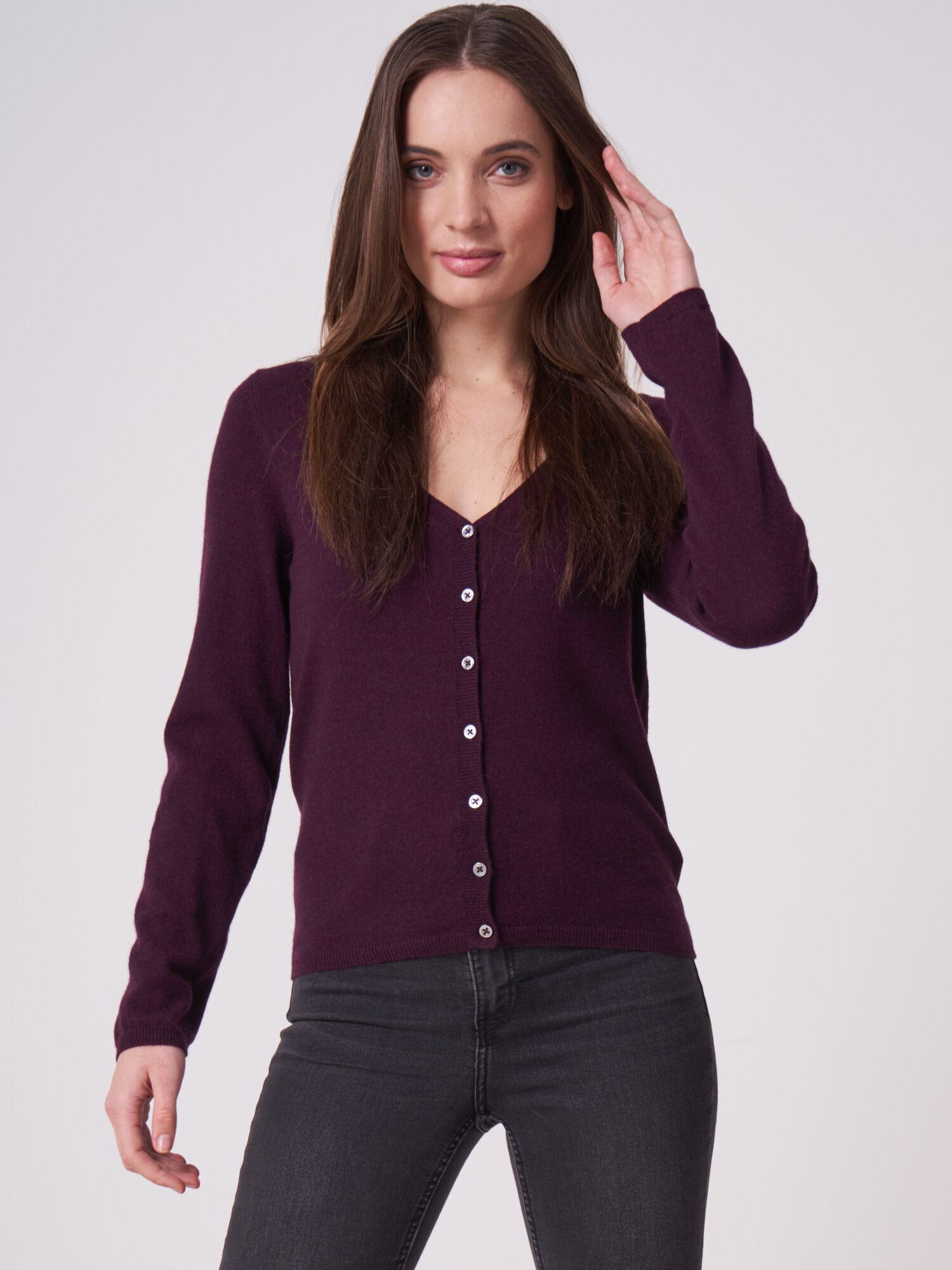 REPEAT cashmere Basic fijngebreid vest met V-hals van biologisch cashmere