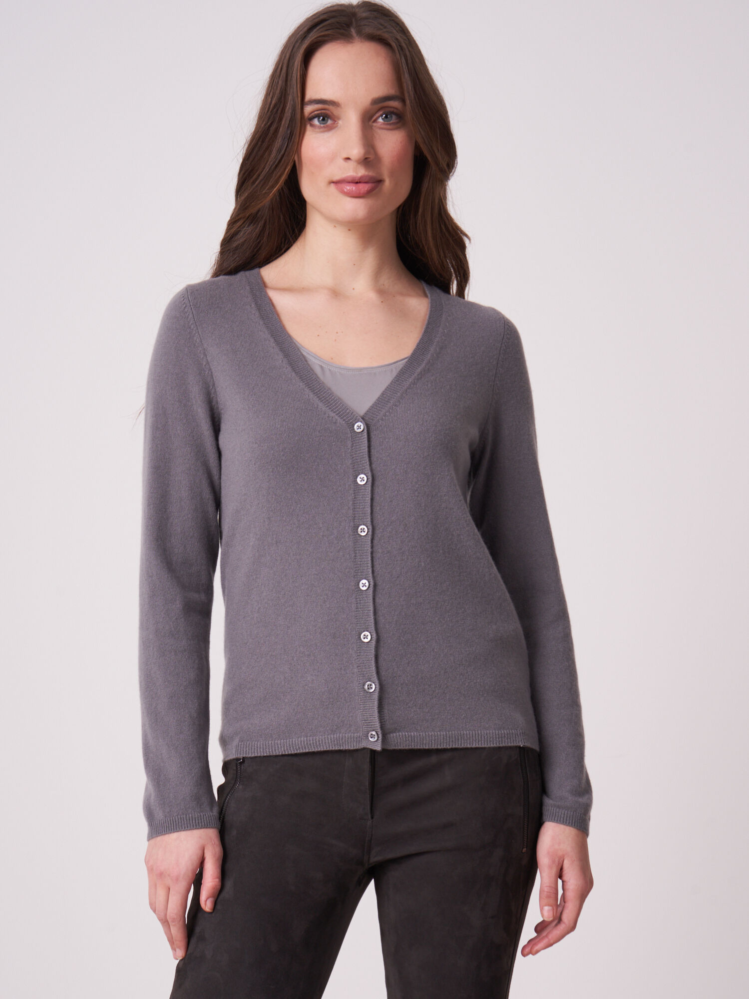 REPEAT cashmere Basic fijngebreid vest met V-hals van biologisch cashmere