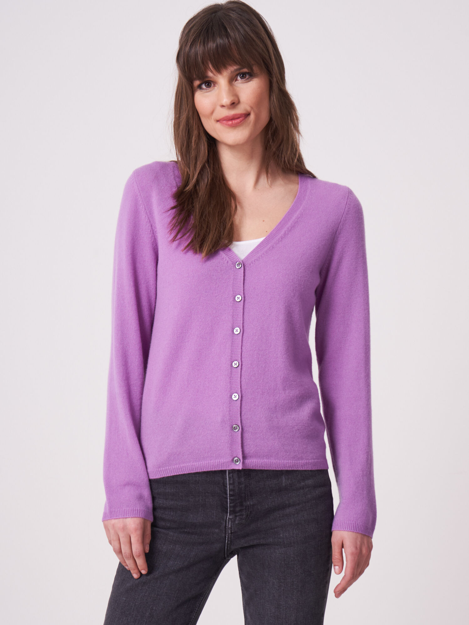 REPEAT cashmere Basic fijngebreid vest met V-hals van biologisch cashmere
