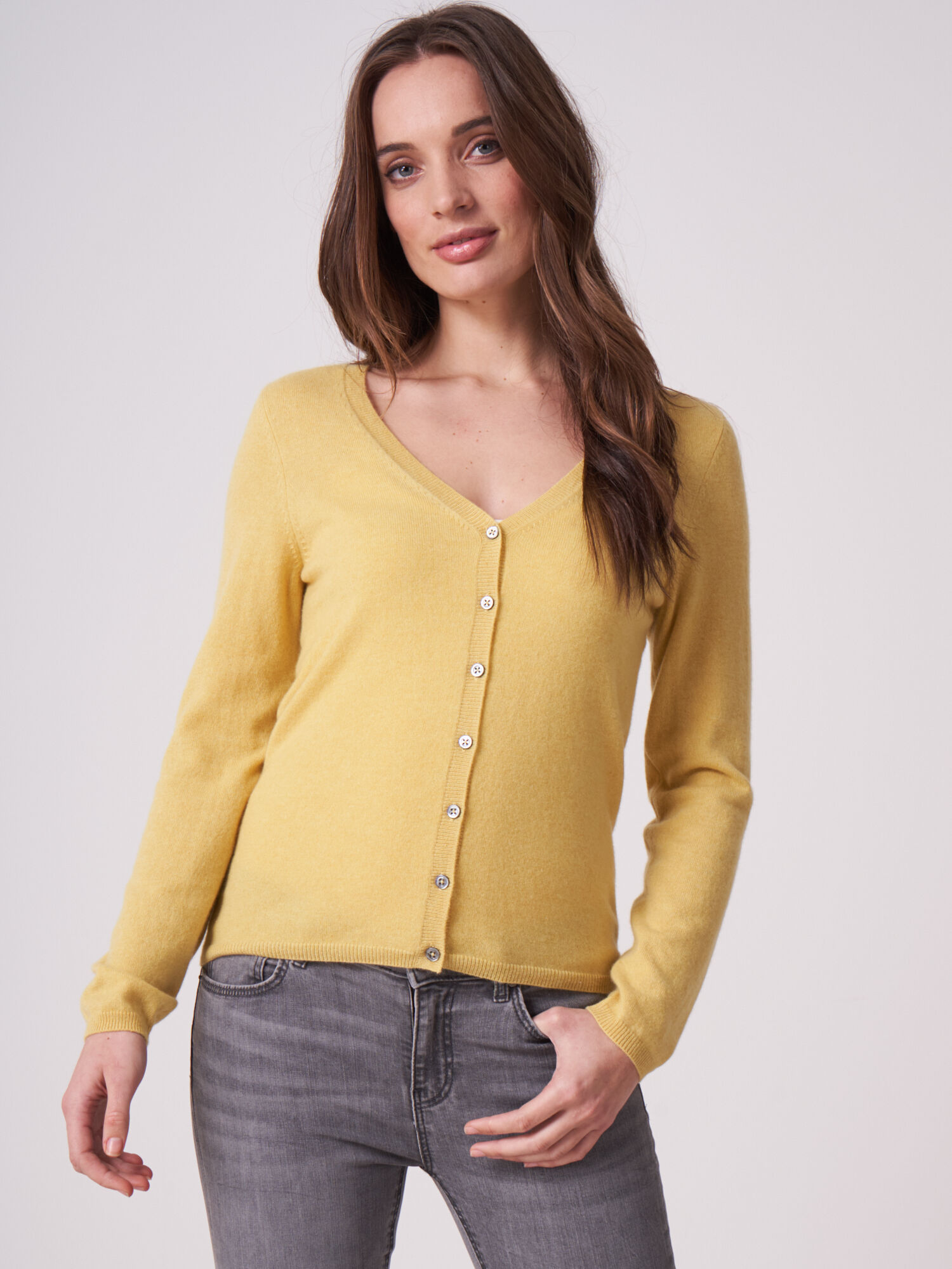 REPEAT cashmere Basic fijngebreid vest met V-hals van biologisch cashmere