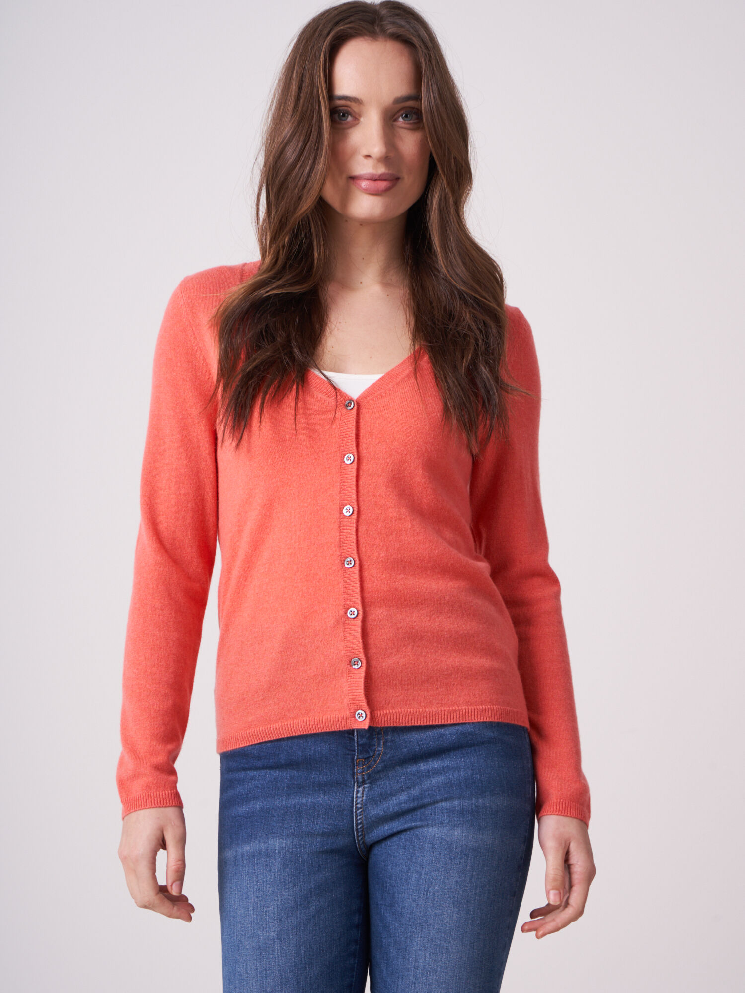 REPEAT cashmere Basic fijngebreid vest met V-hals van biologisch cashmere