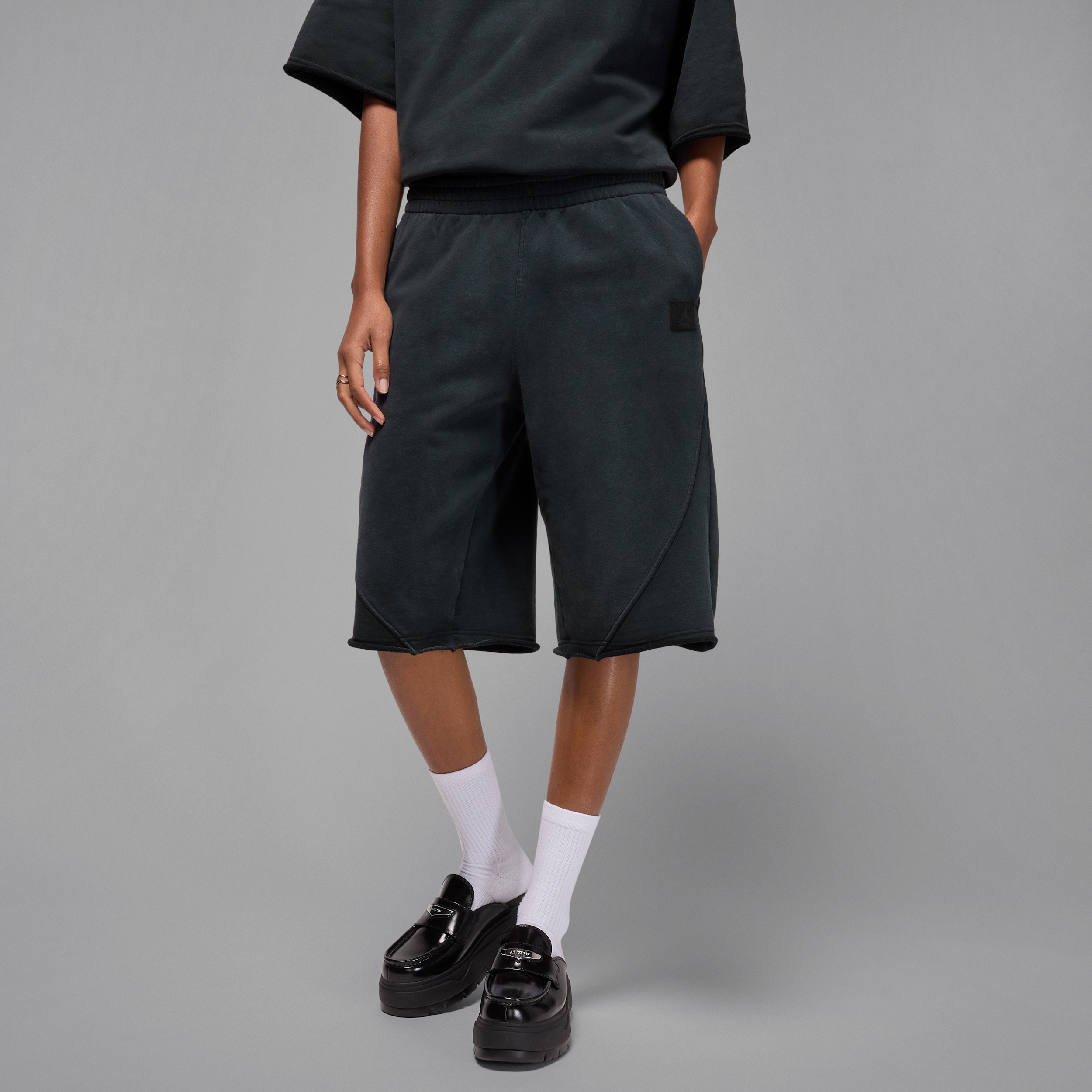 Jordan Flight Fleece langere, ruimvallende damesshorts van sweatstof - Zwart