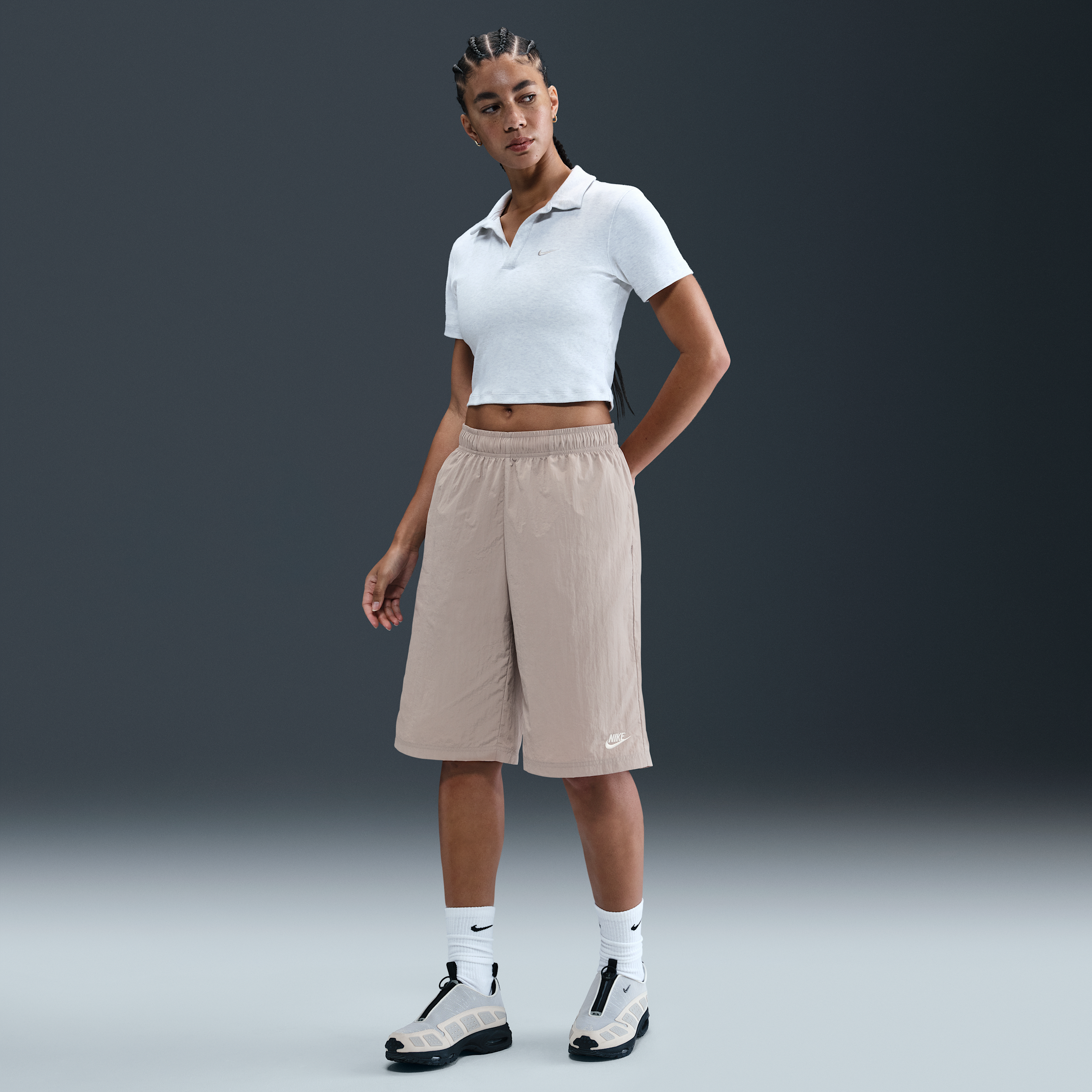 Nike Sportswear ruimvallende damesshorts met halfhoge taille op knielengte - Grijs