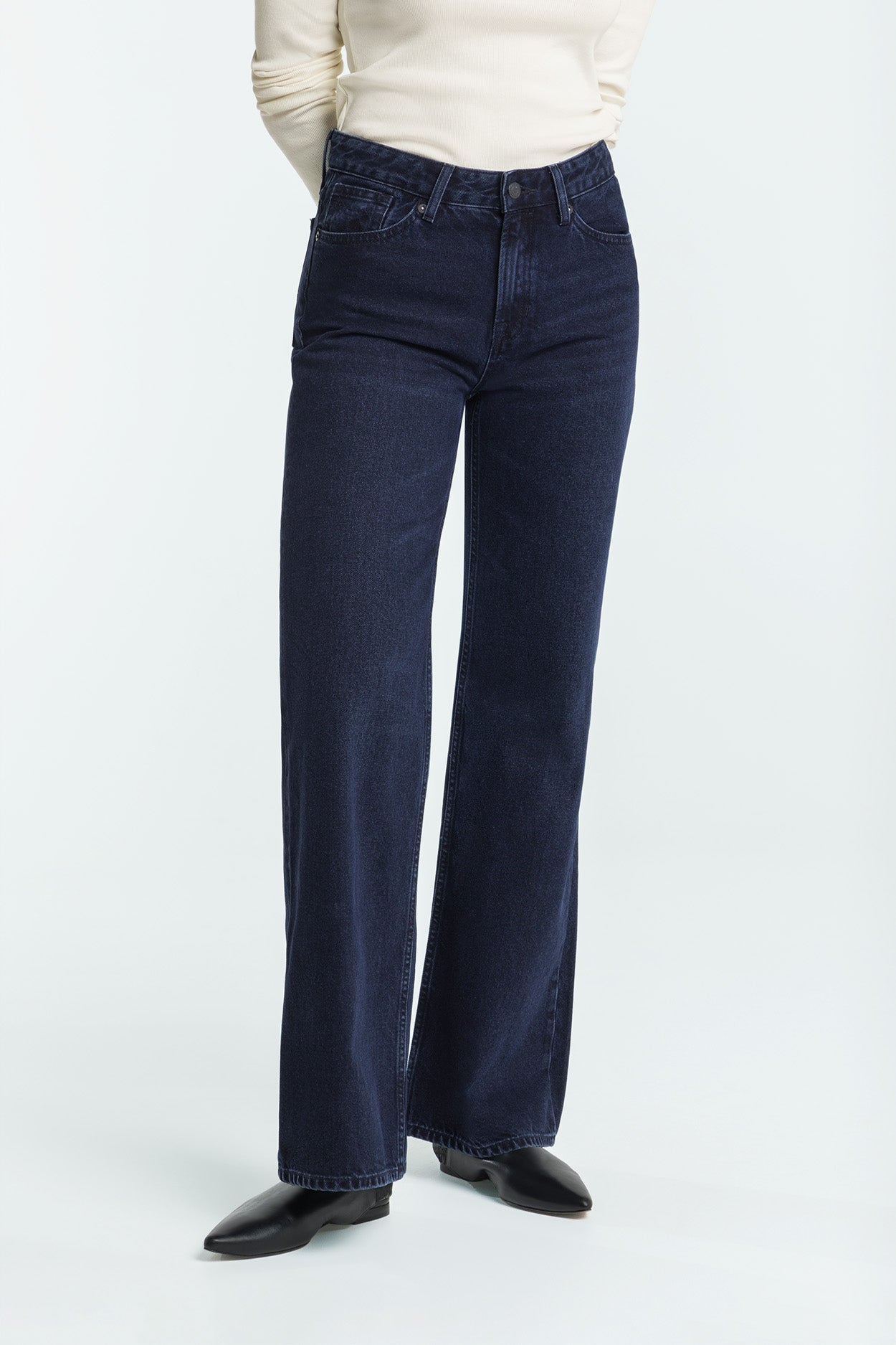 Kings Of Indigo Damen vegan Jeans Jane Holo Worn Blau Schwarz