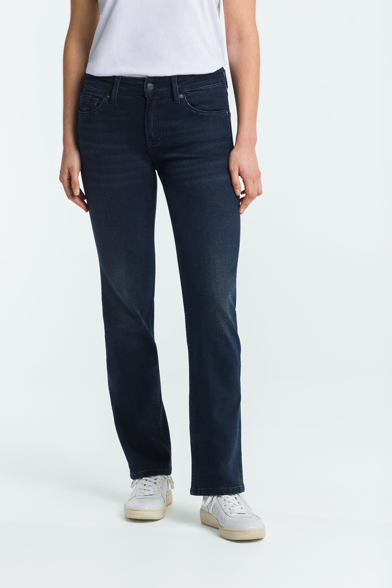 Kings Of Indigo Damen vegan Jeans Emiko Olesya Blau Schwarz