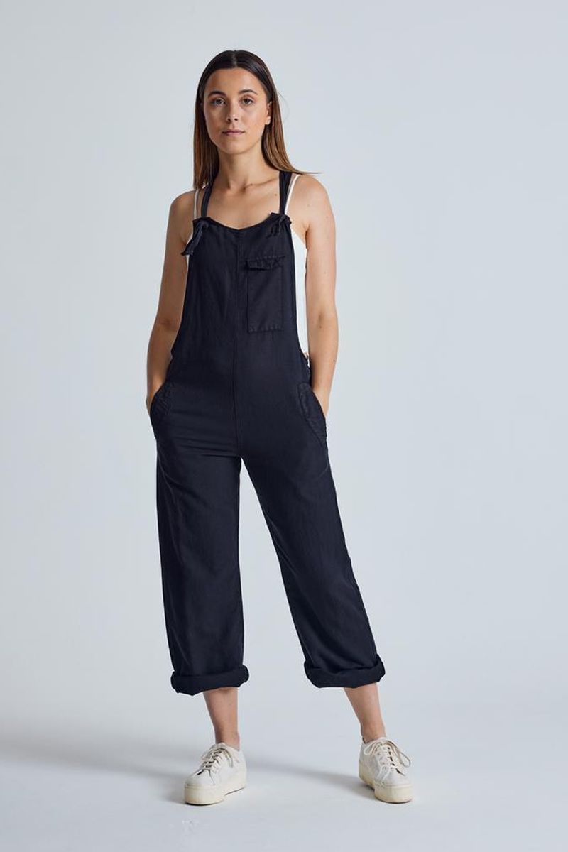 Flax and Loom Damen vegan Latzhose Leinen Mary Lou Schwarz