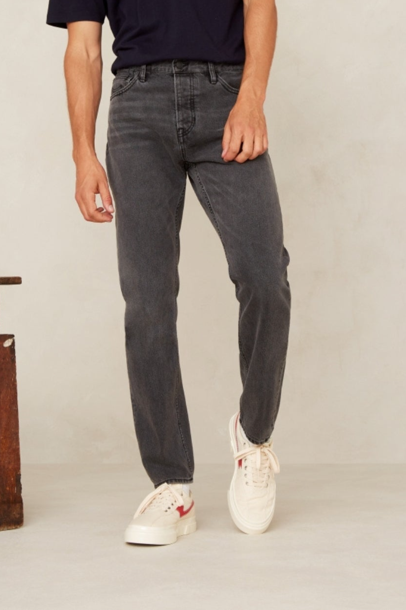 Kings Of Indigo Herren vegan Jeans Jerrick Getragen Holo Grau